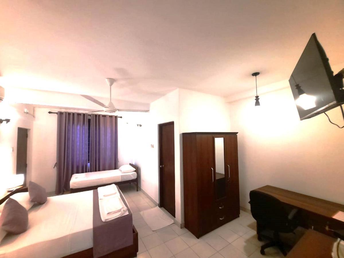 Elegance Oasis, Colombo 3 Hotel Buitenkant foto