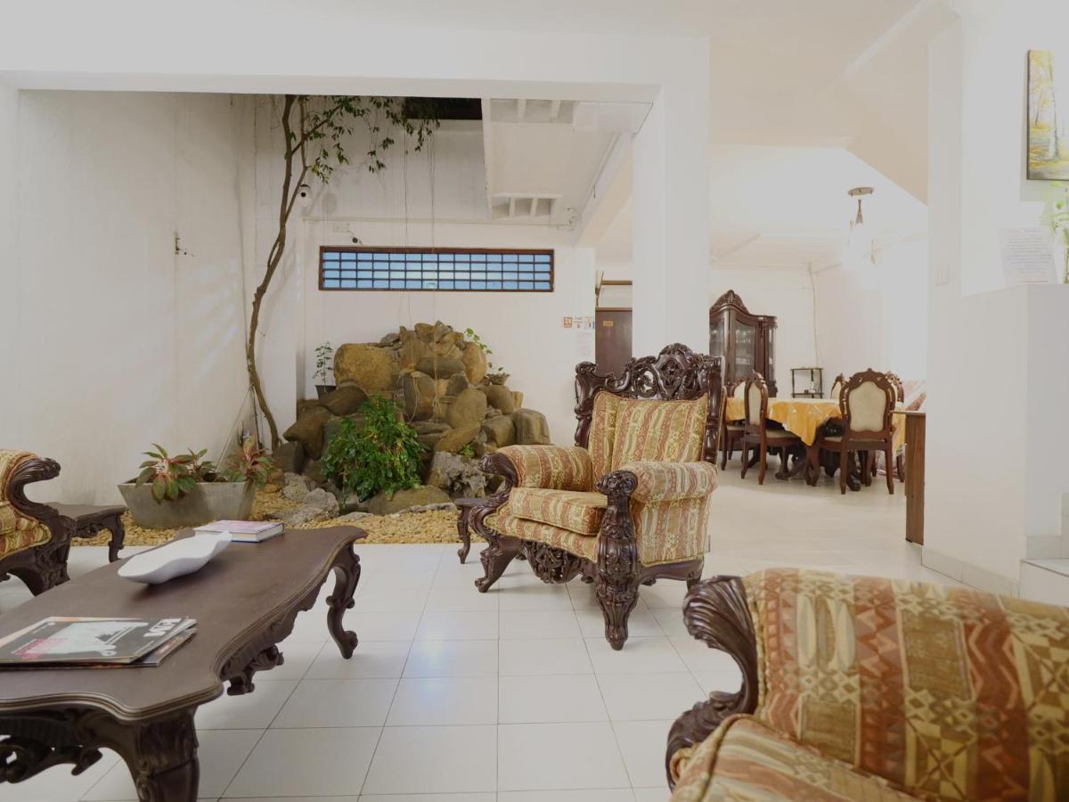 Elegance Oasis, Colombo 3 Hotel Buitenkant foto